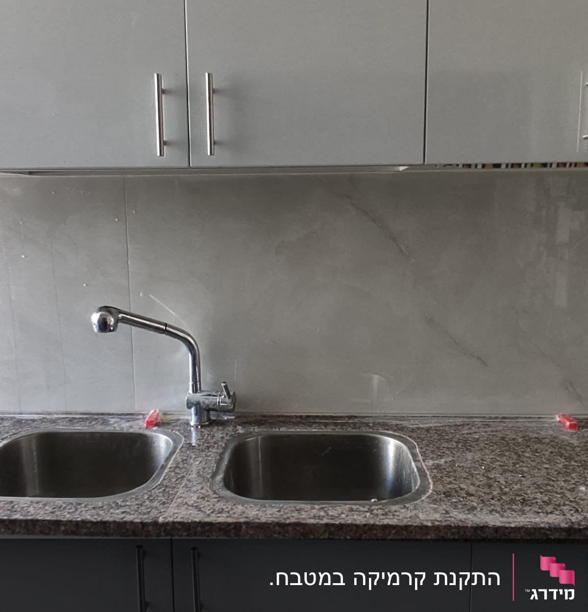 מטבח בשיפוץ עם כיור כפול וברז חדש